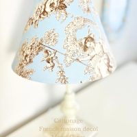 生徒さんの作品。ブルーのトワル・ド・ジュイ柄が印象的なランプシェード。